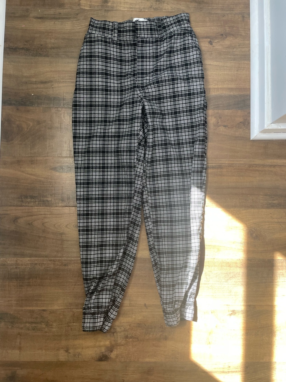 Hollister Black‎ and White Plaid High-Rise Pants Small Paperbag Waist Joggers